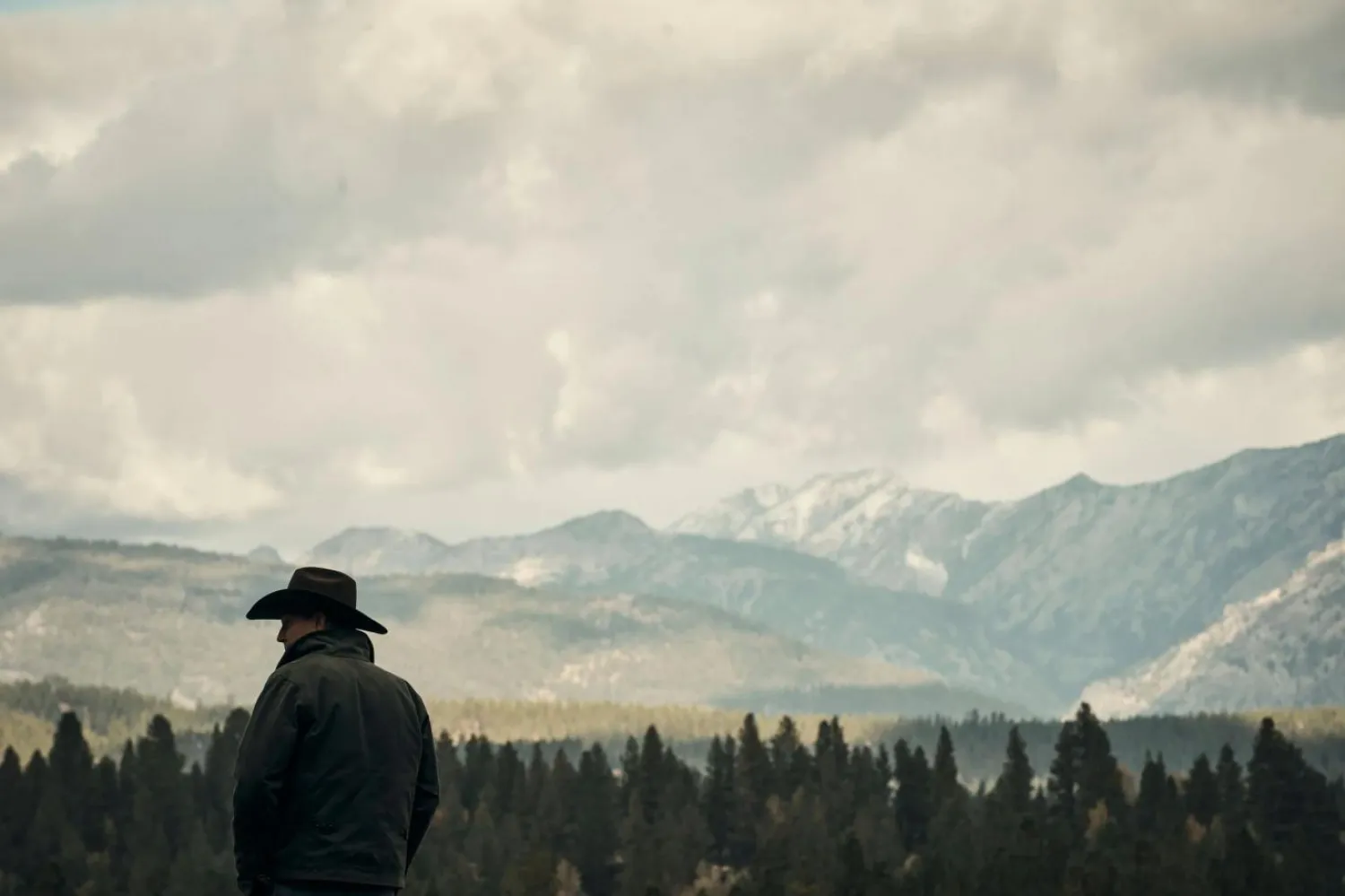 2024'te final yapan Yellowstone'da Kevin Costner, ABD'nin en büyük sığır çiftliğini elinde tutan güçlü aile reisi John Dutton III karakterini canlandırmıştı (Paramount Network)