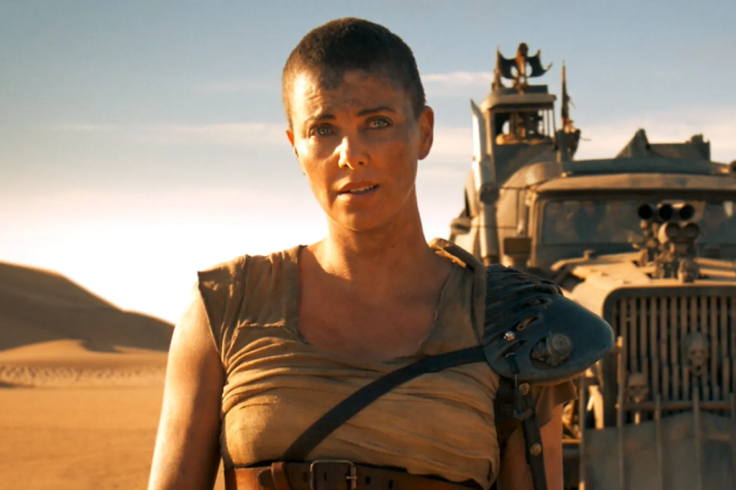 2015 yapımı Mad Max: Fury Road'da Oscar ödüllü Charlize Theron, çocukken koparıldığı yuvasına dönmek isteyen, tek kolu mekanik protezli, adalet arayan cesur savaşçı Furiosa rolündeydi (Warner Bros. Pictures)