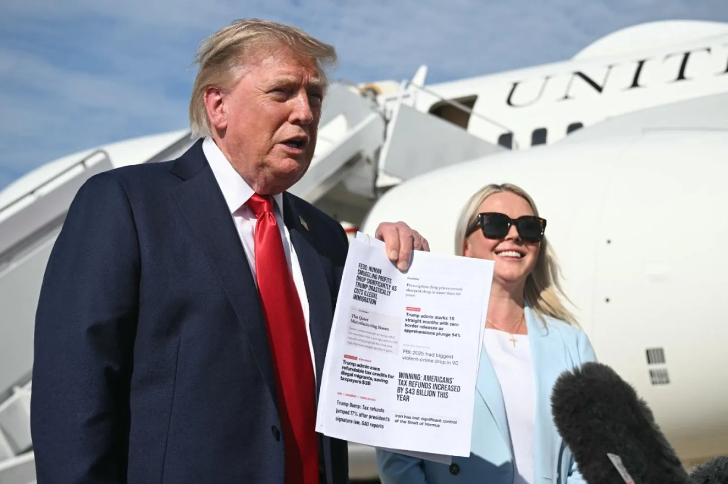 Başkan Donald Trump, görevinden ayrılan Beyaz Saray Basın Sözcüsü Karoline Leavitt'le birlikte. Leavitt'in ayrılmasının ardından diğerlerinin de üst düzey ekibinden ayrılması bekleniyor (AFP)