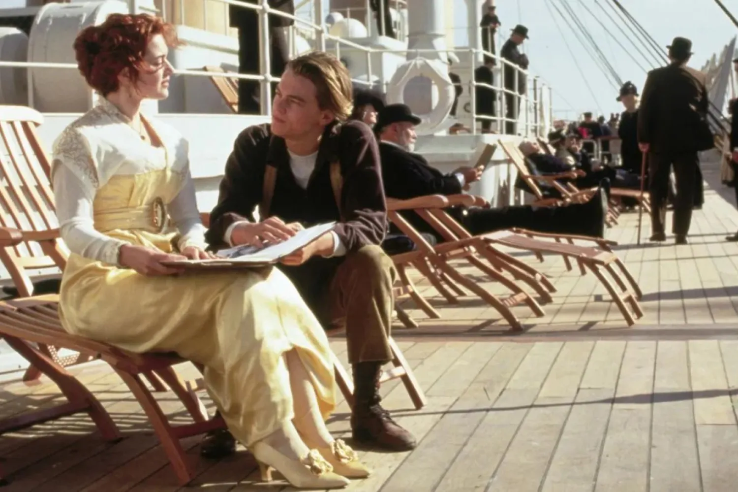 1997 yapımı Titanik filmi, "batmaz" denen lüks yolcu gemisi RMS Titanic'in ilk seferinde bir buzdağına çarparak okyanusa gömülmesini ve bu felaket sırasında yolları kesişen iki gencin imkansız aşkını anlatıyordu (Paramount Pictures, 20th Century Studios)