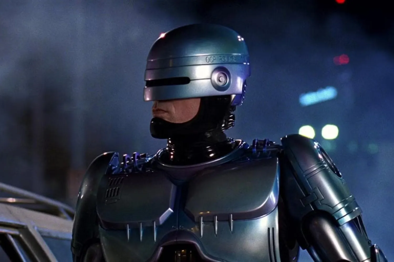 RoboCop rolündeki Peter Weller'ın yaklaşık 36 kilogram ağırlığındaki ikonik zırhı ilk kez giymesi 11 saat sürmüştü (Metro-Goldwyn-Mayer, Orion Pictures)