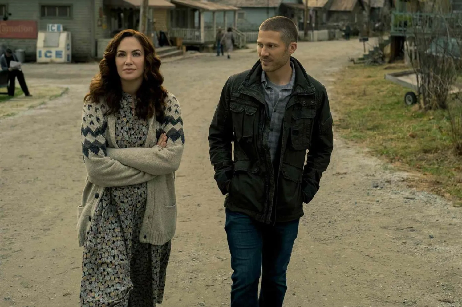 The Haunting: Tepedeki Ev'le (The Haunting of Hill House) tanınan 44 yaşındaki Kate Siegel (solda), Midnight Mass'te Crockett Adası'nda yaşayan ilkokul öğretmeni Erin Greene rolünde (Netflix)