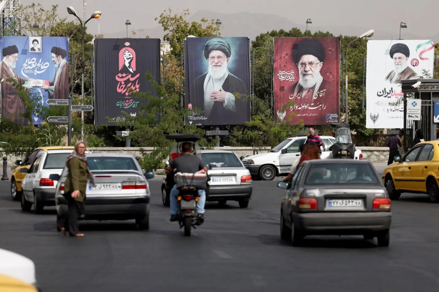 İran yönetimi, ABD'nin ekonomik savaş ilanına karşı direniş mesajı vermişti (Reuters)