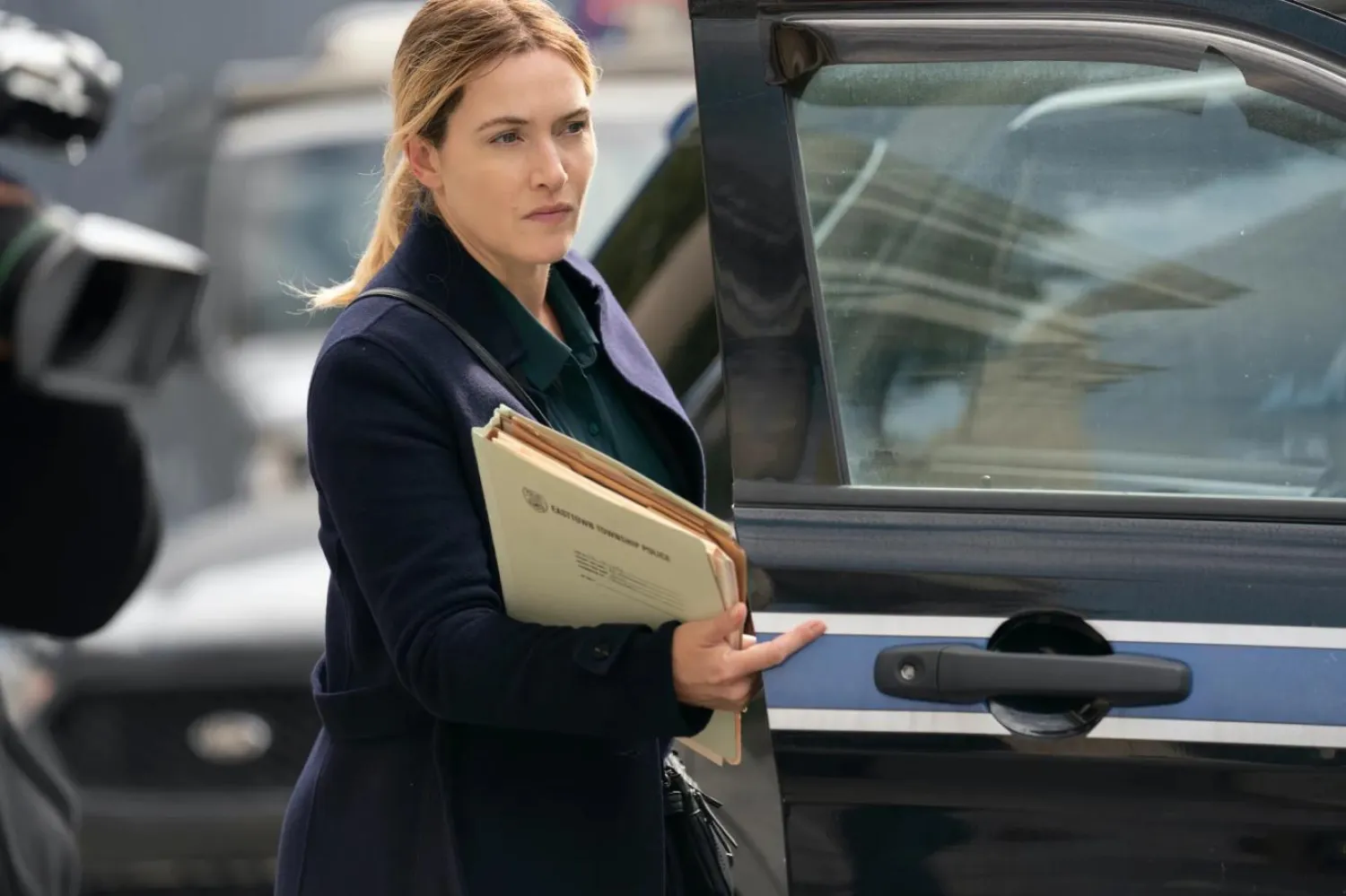 50 yaşındaki Kate Winslet, Mare of Easttown'da Pensilvanya'daki küçük bir kasabada görev yapan ve kişisel travmalarıyla mücadele ederken bir cinayeti araştıran baş dedektif Mare Sheehan karakterini canlandırmıştı (HBO)