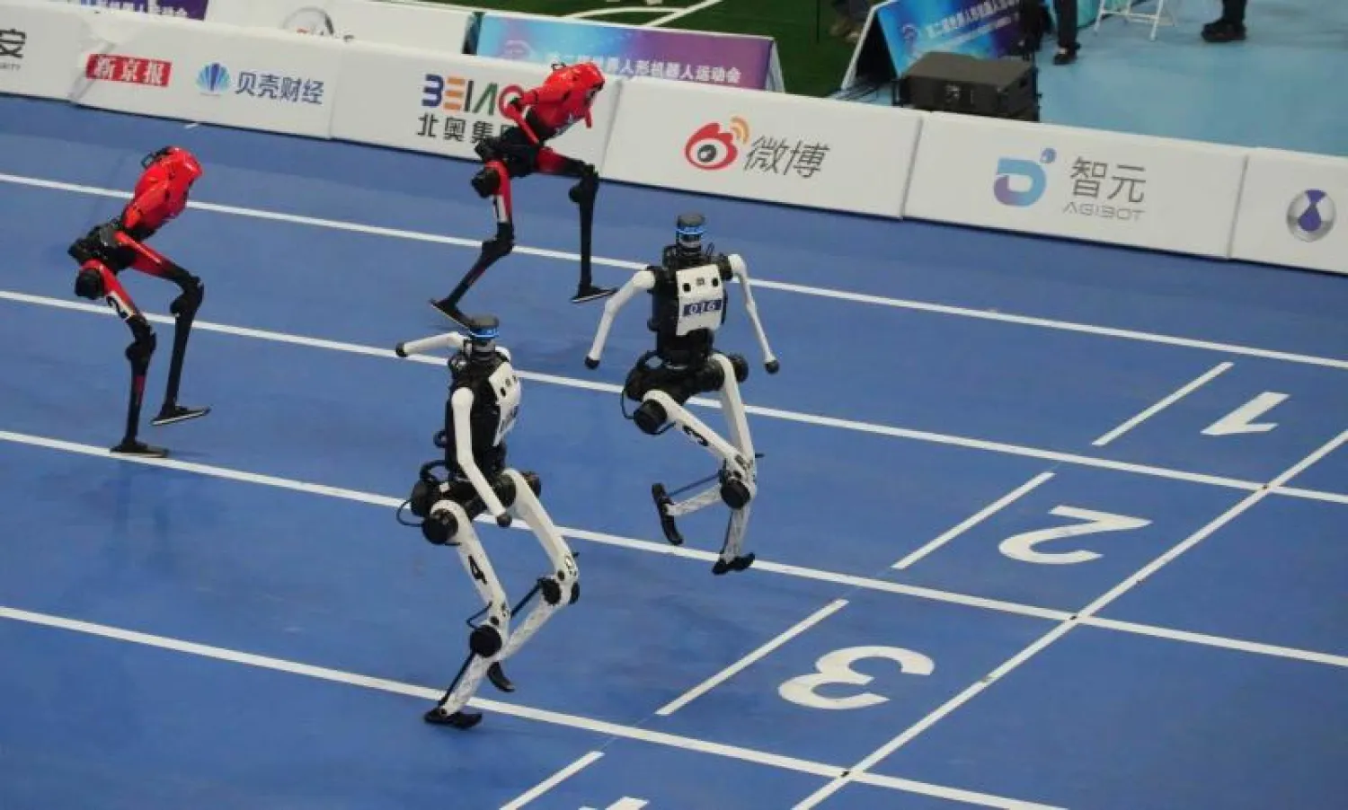 Pekin'de düzenlenen Dünya İnsansı Robot Oyunları kapsamında insansı robotlar, 26 Ağustos 2026 Çarşamba günü 100 metre final yarışında yarışıyor (AP/Achmad Ibrahim)