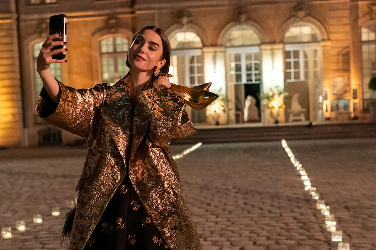 Pazarlama yöneticisi Emily Cooper'a hayat veren 37 yaşındaki aktris Lily Collins, efsanevi müzisyen Phil Collins'in kızı (Netflix)