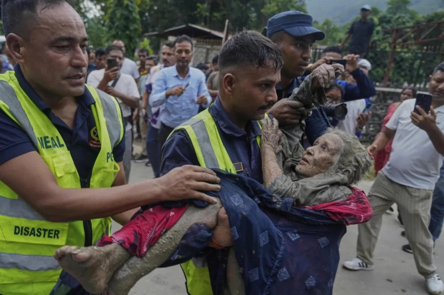Çin, afet bölgesindekilerin muhtemel bir fırtınaya karşı hazırlıklı olmalarını da istedi (AP)