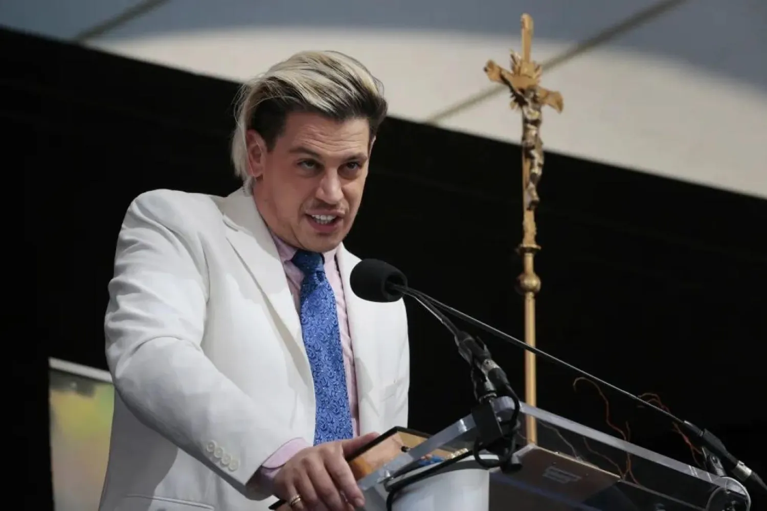 Yetkililere göre radikal sağcı provokatör Milo Yiannopoulos, Louisiana'daki bir havaalanında tutuklanmasından bir gün sonra Birleşik Krallık'a sınır dışı edildi (AFP)