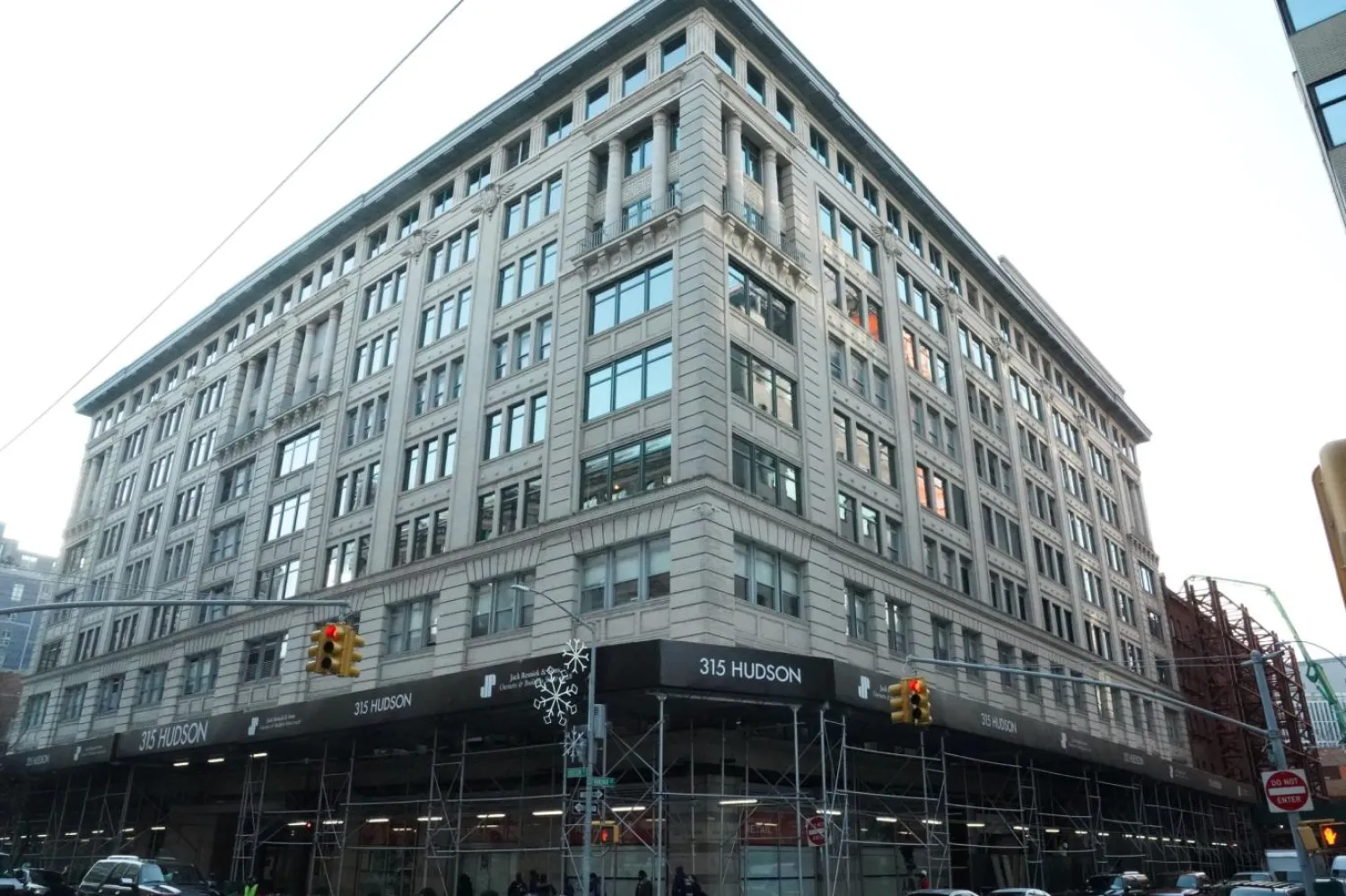 63 yaşındaki erkeğin, Aşağı Manhattan'da çoğunlukla Google tarafından kullanılan ofisleri barındıran bir bina olan 315 Hudson'ın lobisinde kendisini ateşe verdiği iddia ediliyor (AFP)