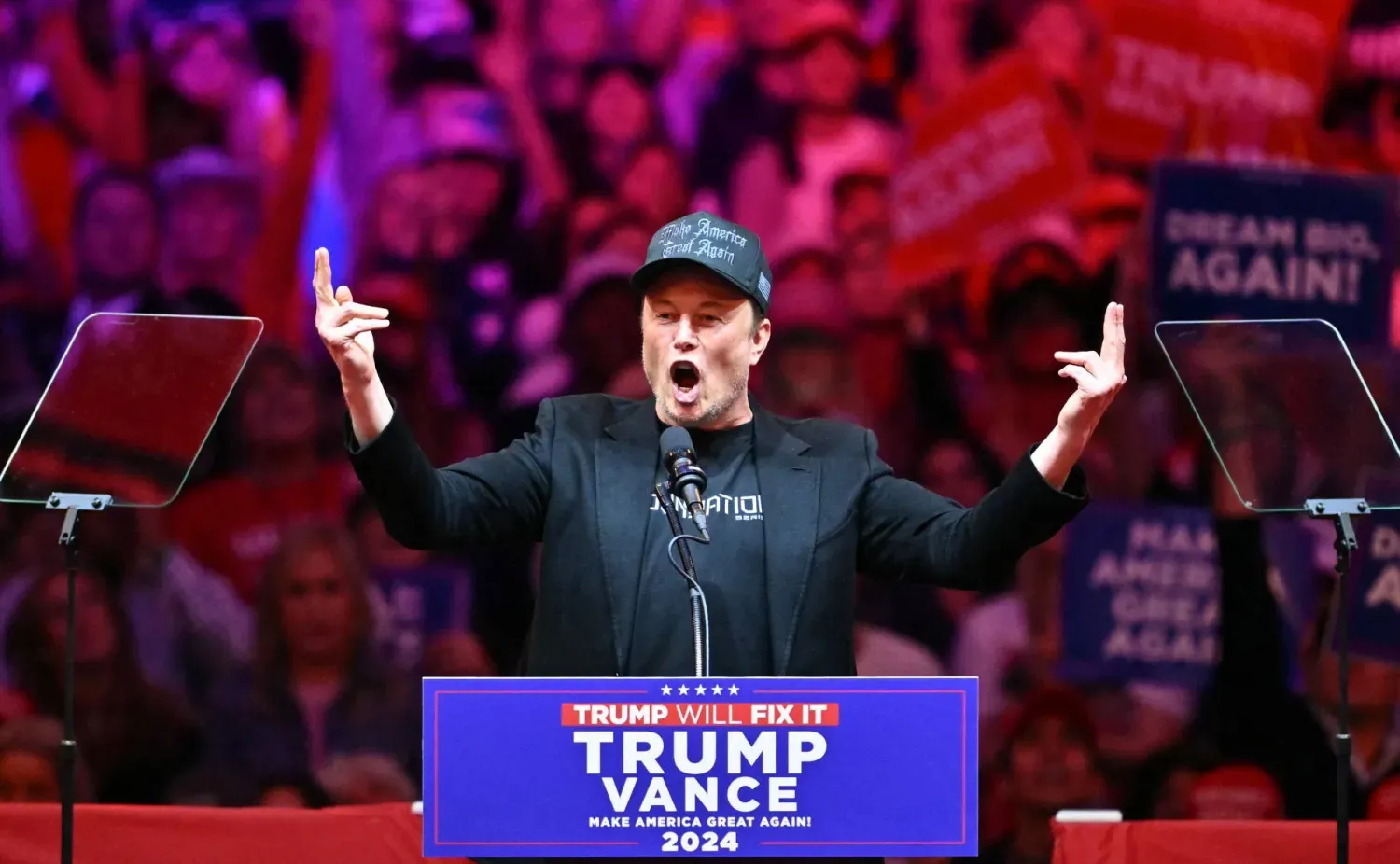 Elon Musk, 2024 yılında New York’taki Madison Square Garden’da Donald Trump’ı desteklemek amacıyla düzenlenen seçim mitinginde konuşma yaparken (AFP)