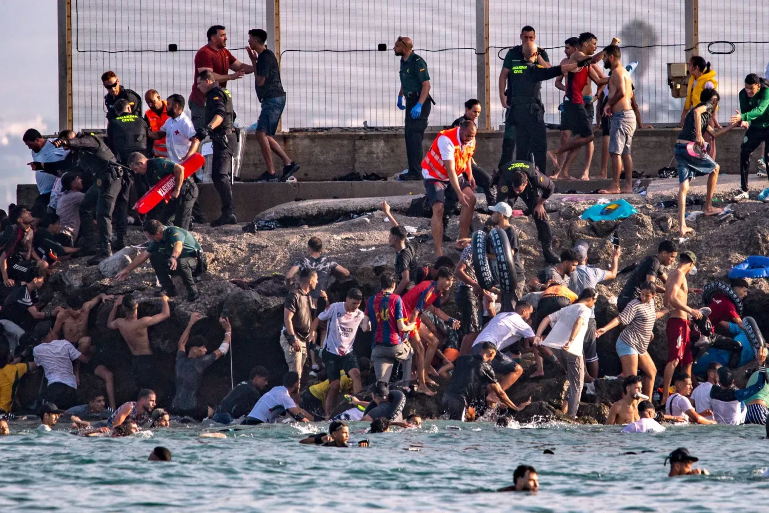 Fas’ın kuzeyinde, çoğu gençlerden oluşan yüzlerce kişi, Ceuta’ya girmeye çalışıyor. (AP)