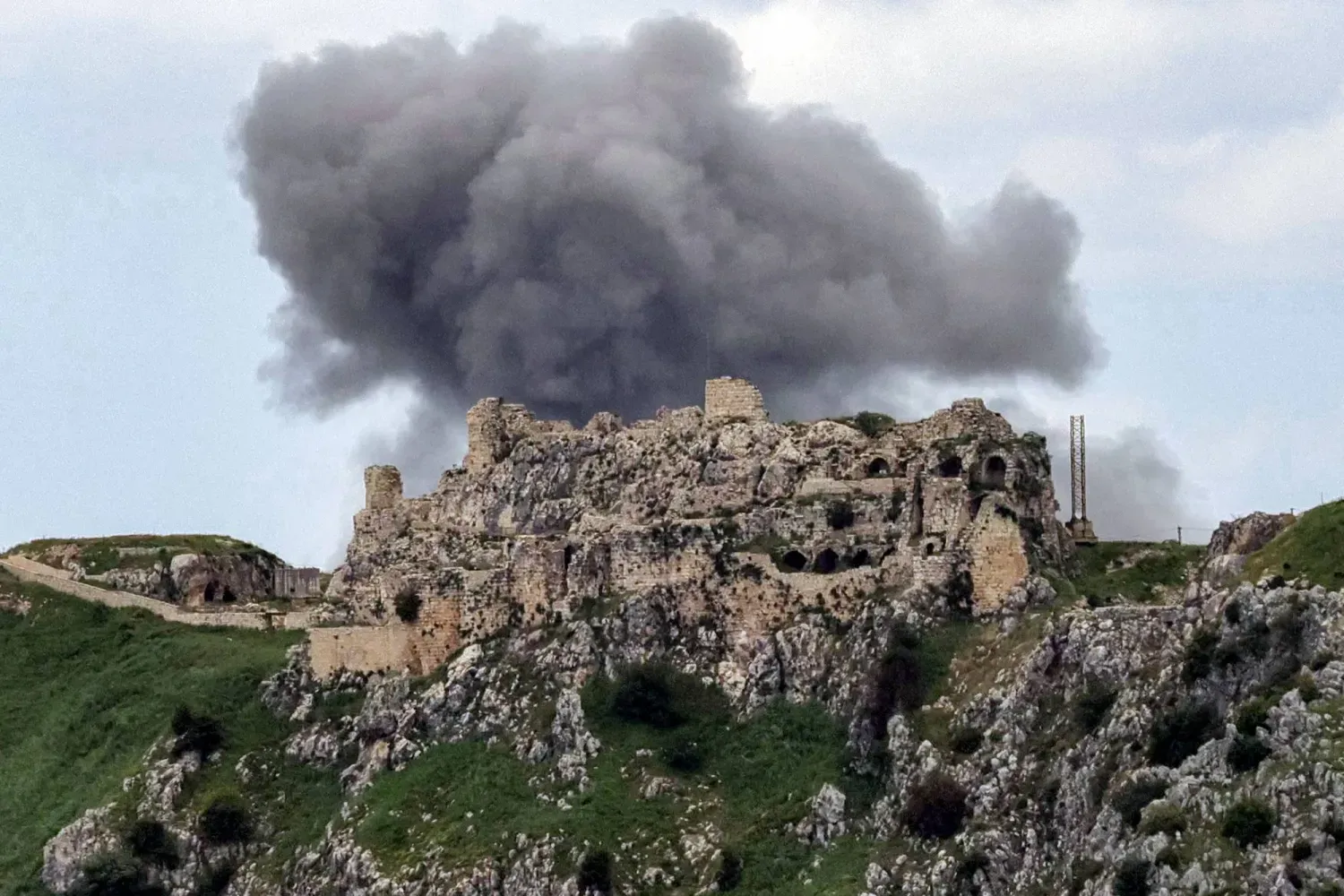 Güney Lübnan’daki Şekif Kalesi’nin yakınında bulunan Yahmar köyüne yönelik İsrail bombardımanının ardından yükselen duman (AFP)