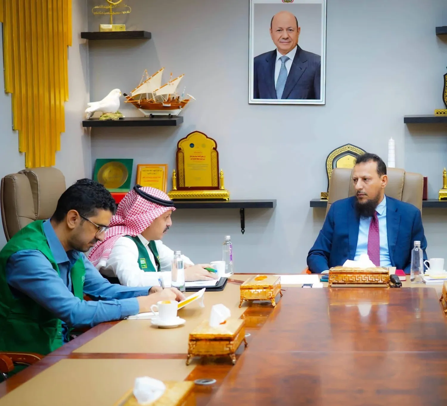 Aden governor meets with a Saudi program official (government media)