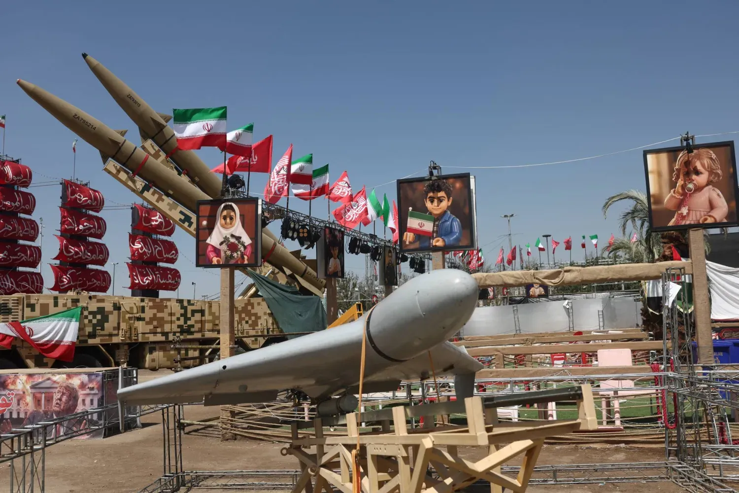 İran'a ait bir insansız hava aracı ve füze sistemi, 30 Temmuz 2026'da Tahran'daki Azadi Meydanı'nda sergilendi (Reuters)