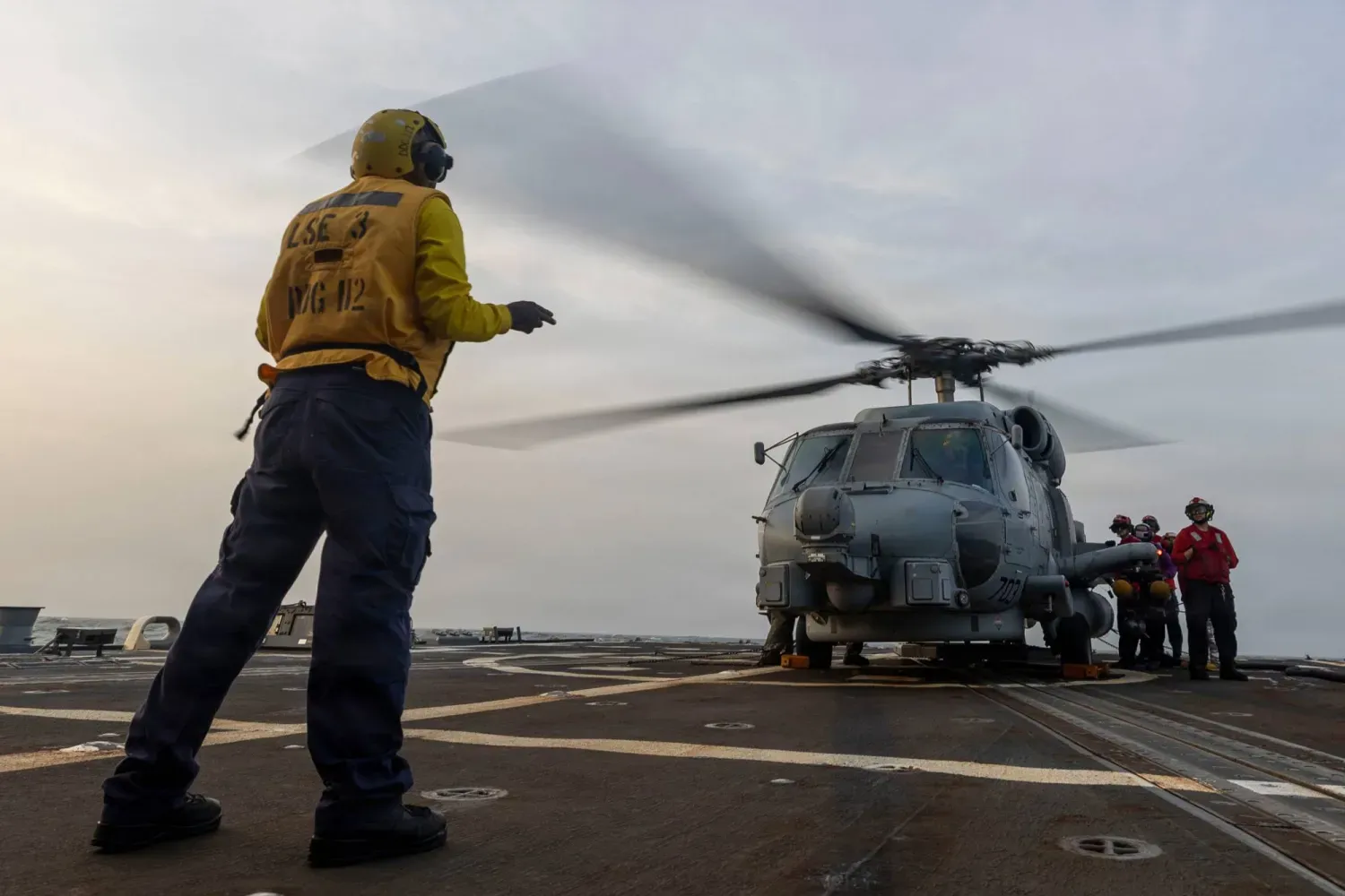 ABD'ye ait bir MH-60 RC Hawk helikopteri, ABD'nin İran'a karşı karasularında uyguladığı deniz ablukasına destek verirken USS Michael Murphy muhrip gemisinden kalkışa hazırlanıyor (CENTCOM)