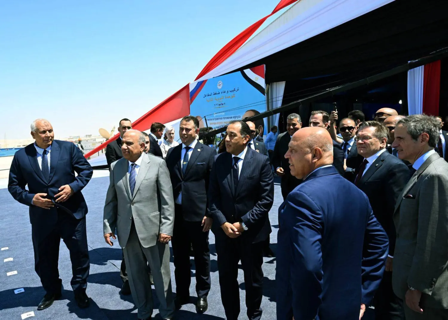 رئيس الوزراء مصطفى مدبولي خلال مراسم تركيب وعاء الضغط بمحطة الضبعة النووية الشهر الماضي (وزارة الكهرباء المصرية)