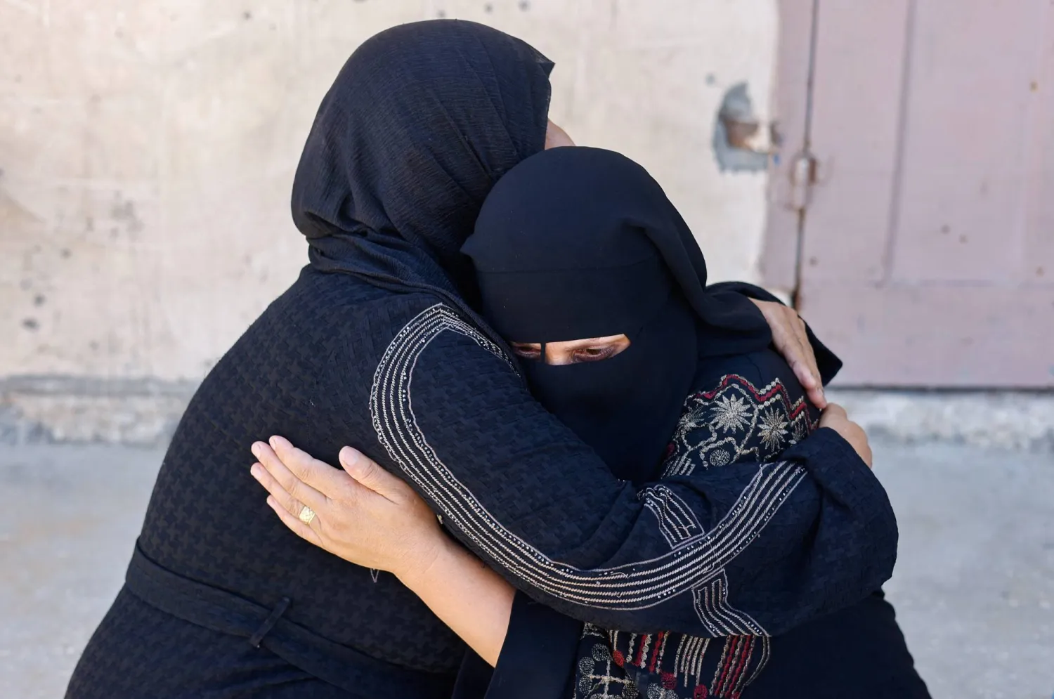 الحزن يخيم على جنازة الفلسطيني صابر ربيع الذي استشهد في غارة جوية إسرائيلية بحسب مسعفين في مستشفى شهداء الأقصى بدير البلح وسط قطاع غزة في الأول من أغسطس (رويترز)