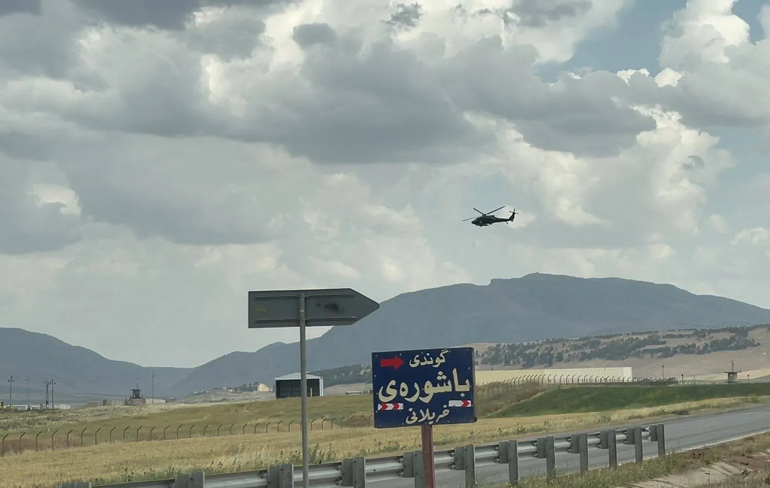 مروحية تحلِّق بالقرب من قاعدة حرير في أربيل (أرشيفية - رووداو)