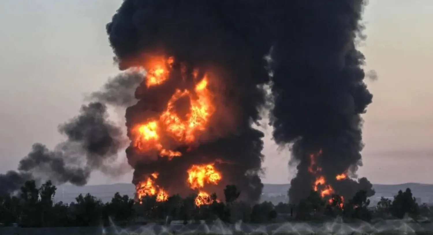 The cause of the blaze, which began in an asphalt tank, was not yet known, Iraqi civil defense said. Safin HAMID / AFP
