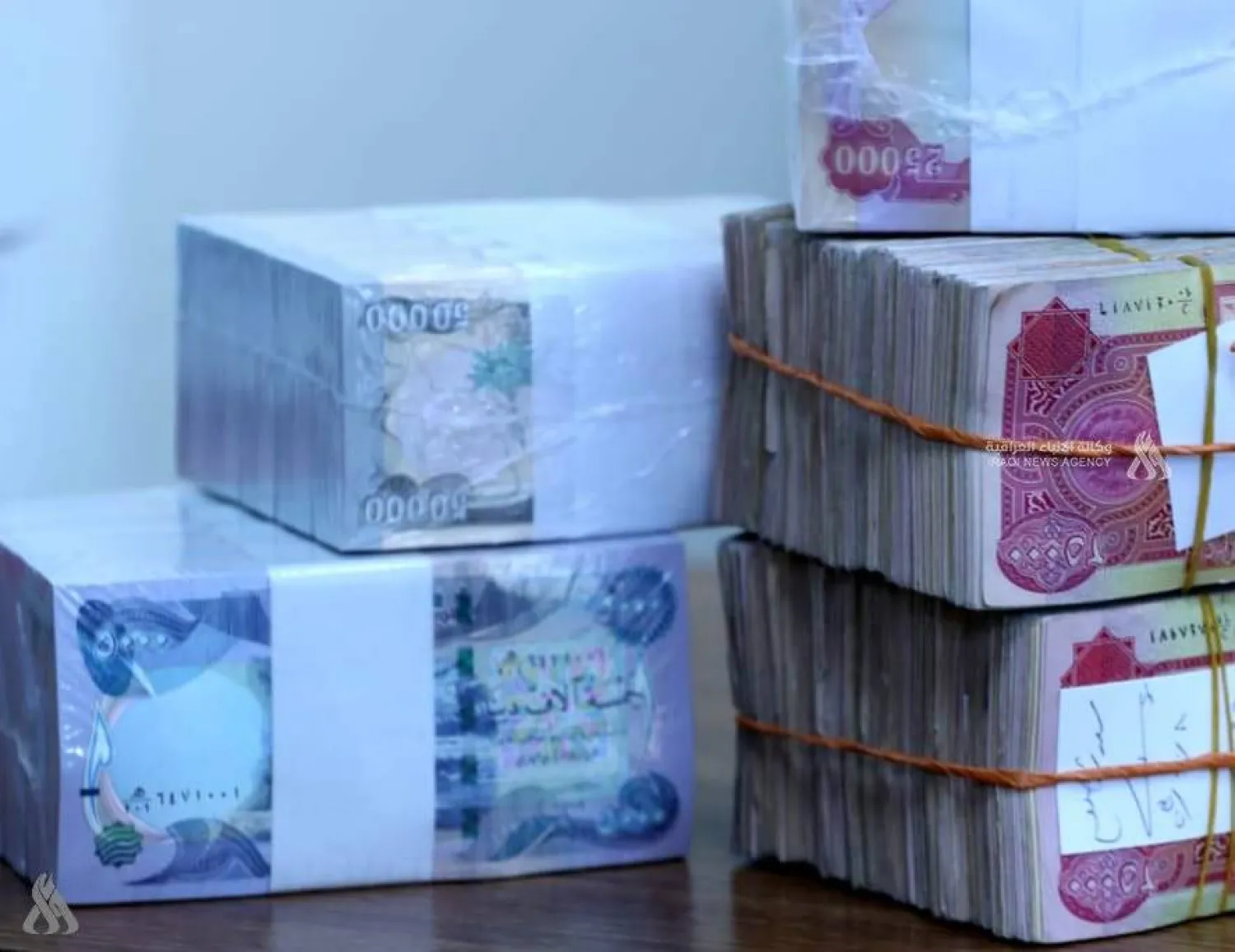 عملات عراقية من فئتي الـ25 و5 آلاف (وكالة الأنباء العراقية)