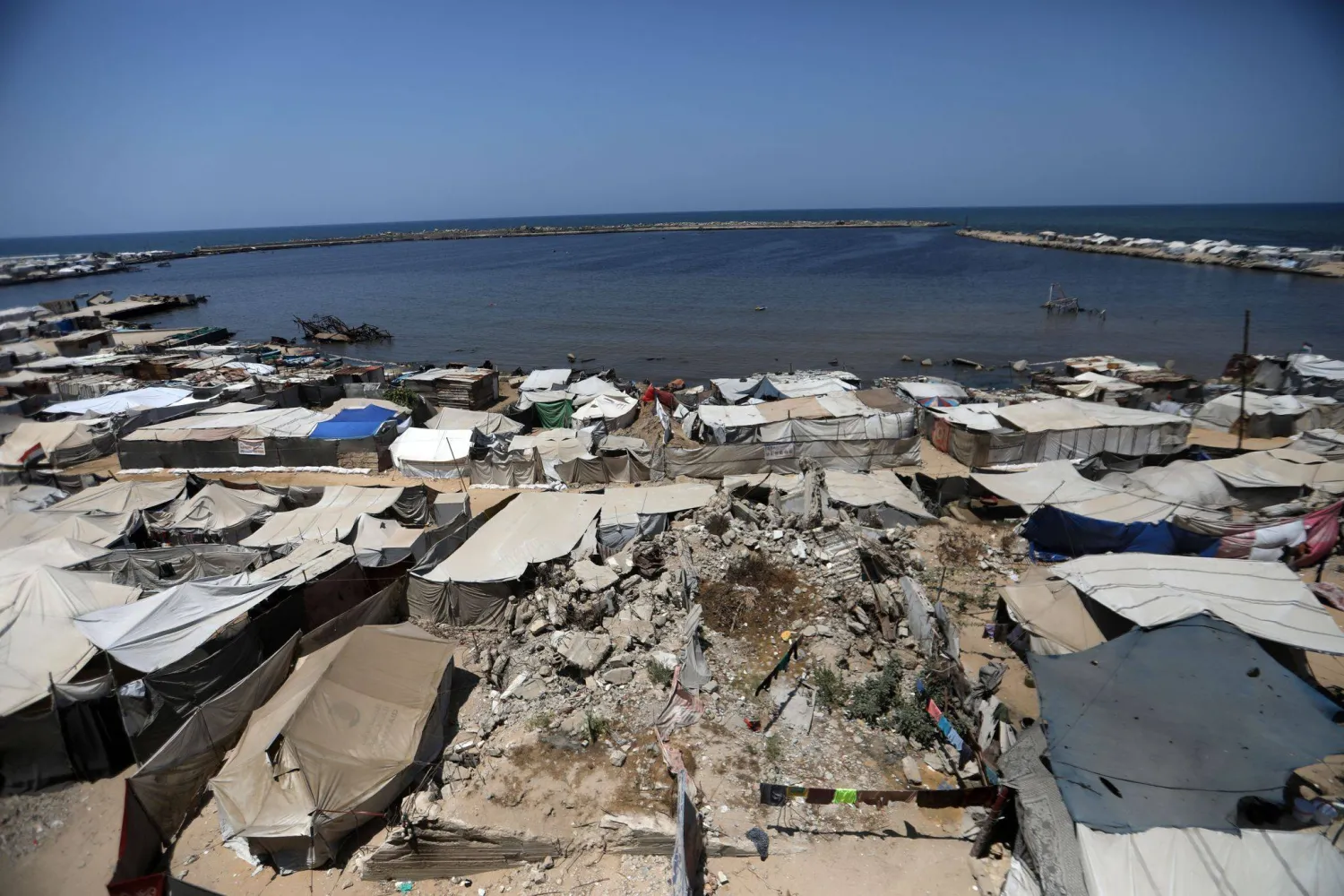  02 August 2026, Palestinian Territories, Gaza: Tents sheltering displaced Palestinians crowd along the Gaza seaport in Gaza City, amid high summer temperatures. (dpa)