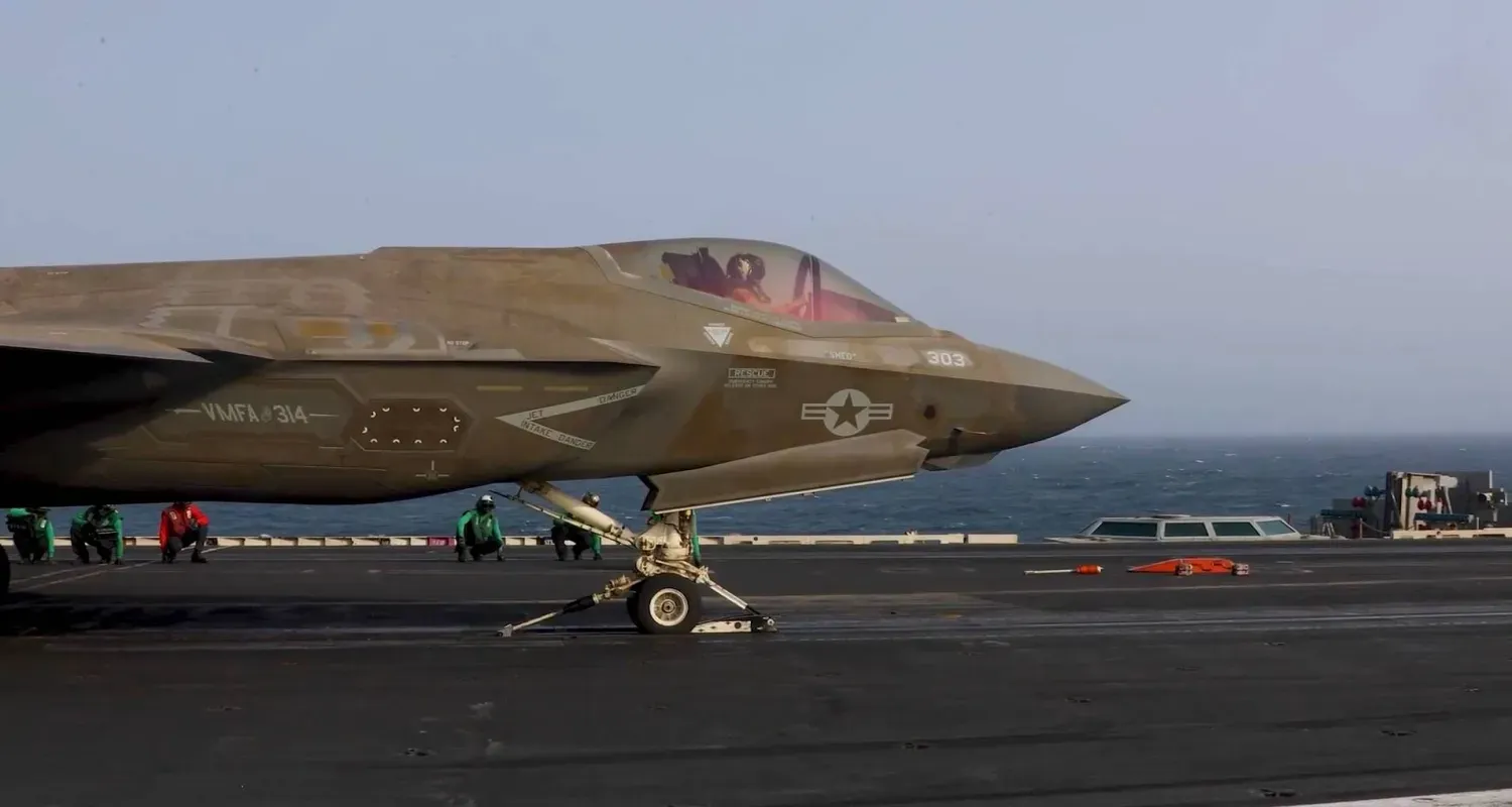 ABD'ye ait bir F-35C hayalet savaş uçağı, Arap Denizi'ndeki görevlendirmesi sırasında USS Abraham Lincoln uçak gemisinden kalkış yapıyor, (CENTCOM)
