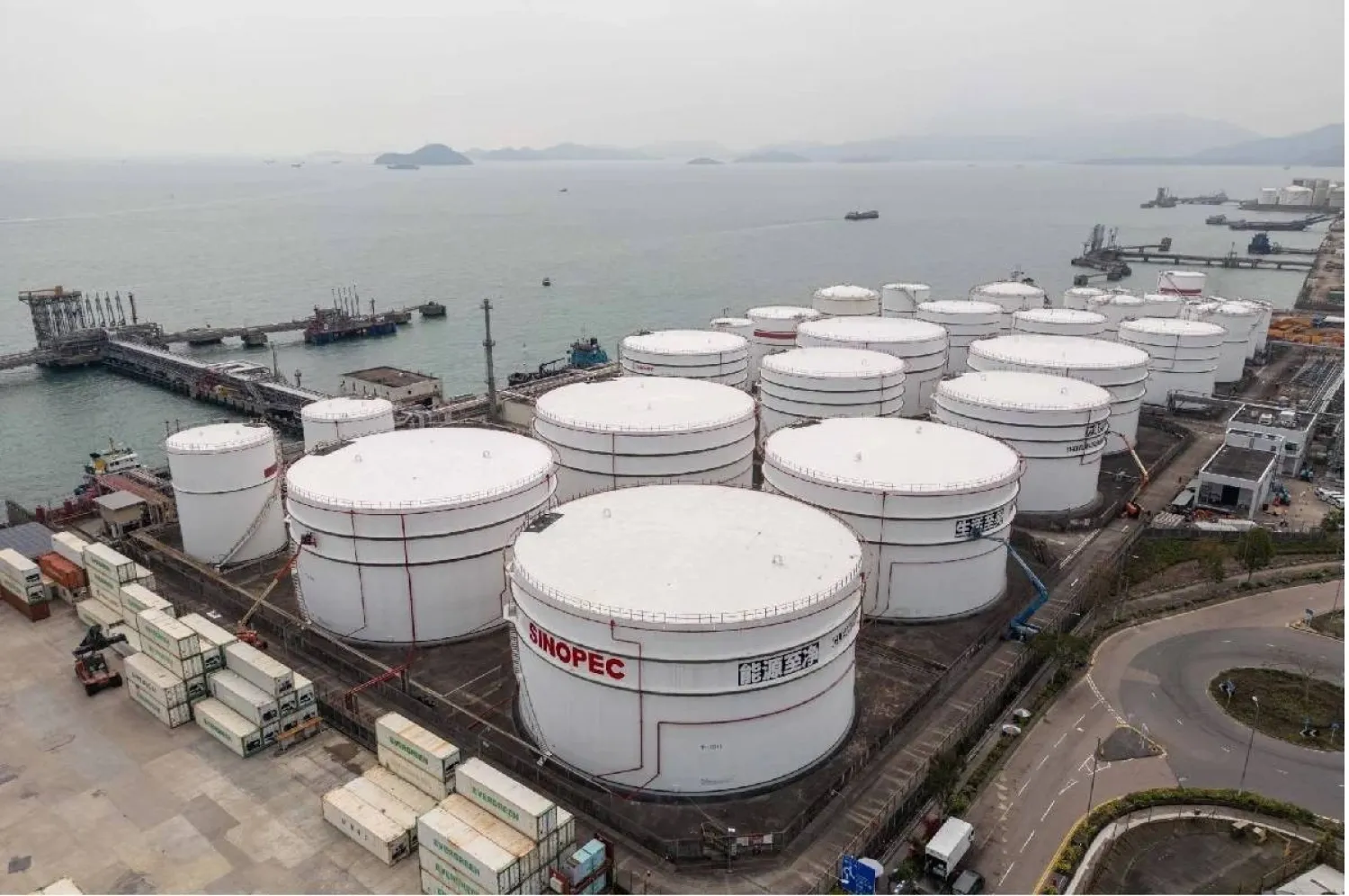 File photo: Oil storage tanks in Hong Kong (dpa)
