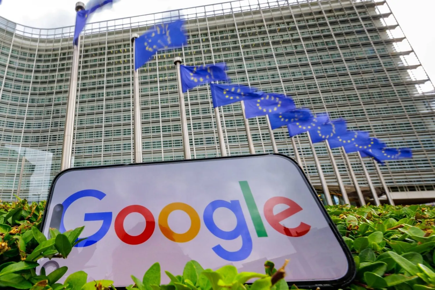 A general view shows a Google logo on a smartphone screen in front of the European Commission building, Brussels, Belgium, July 23, 2026 (EPA) 