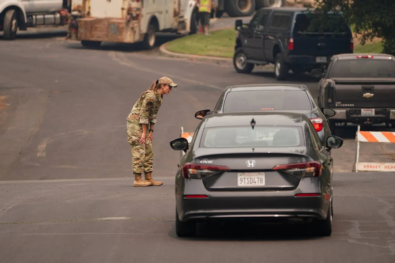 A member of the Washington National Guard speaks with motorists at a road closure in an area affected by wildfires, in Spokane, Washington, US, August 2, 2026. REUTERS/David Ryder