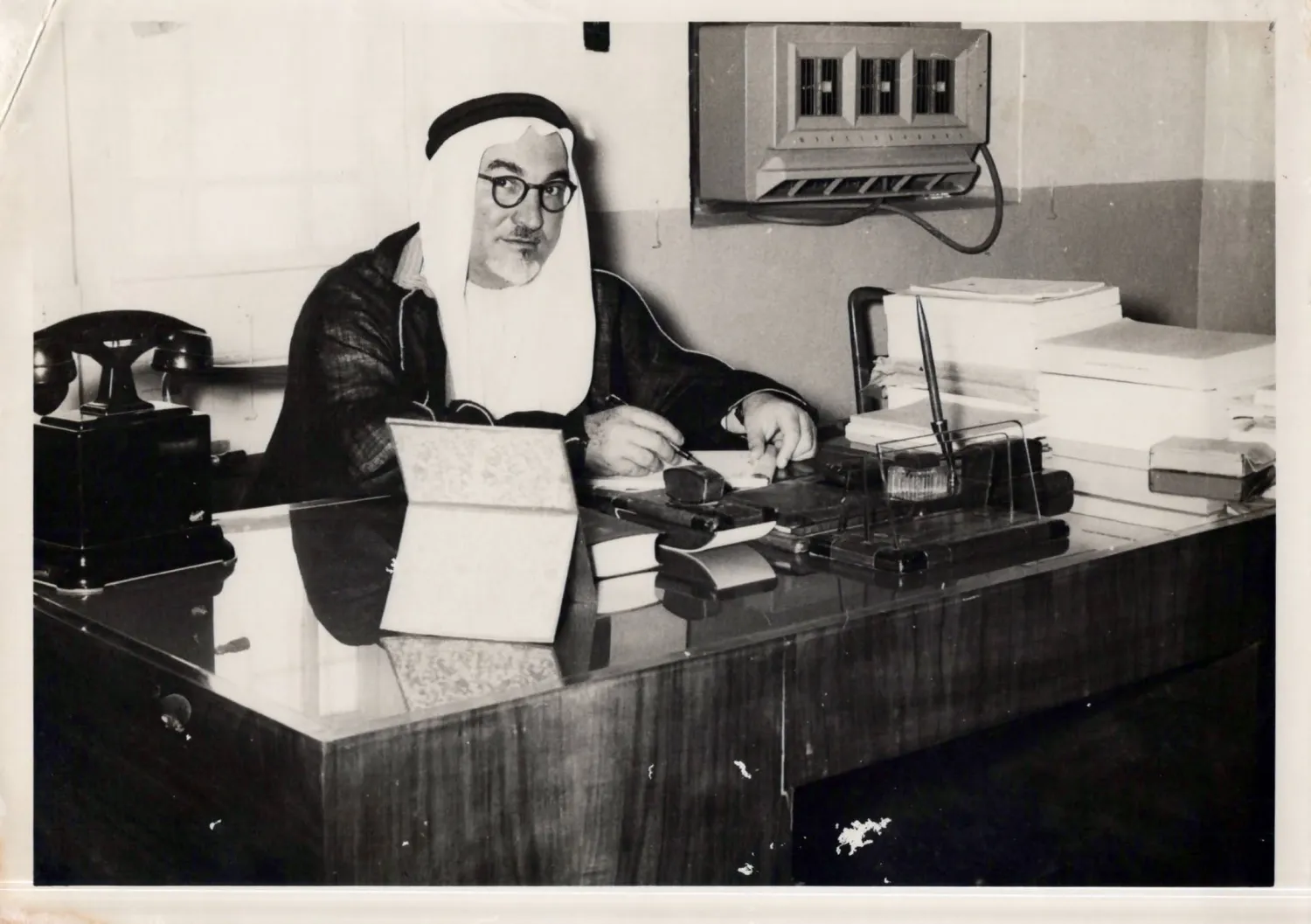 الطبيب والدبلوماسي رشاد محمود فرعون في مكتبه (دارة الملك عبد العزيز)