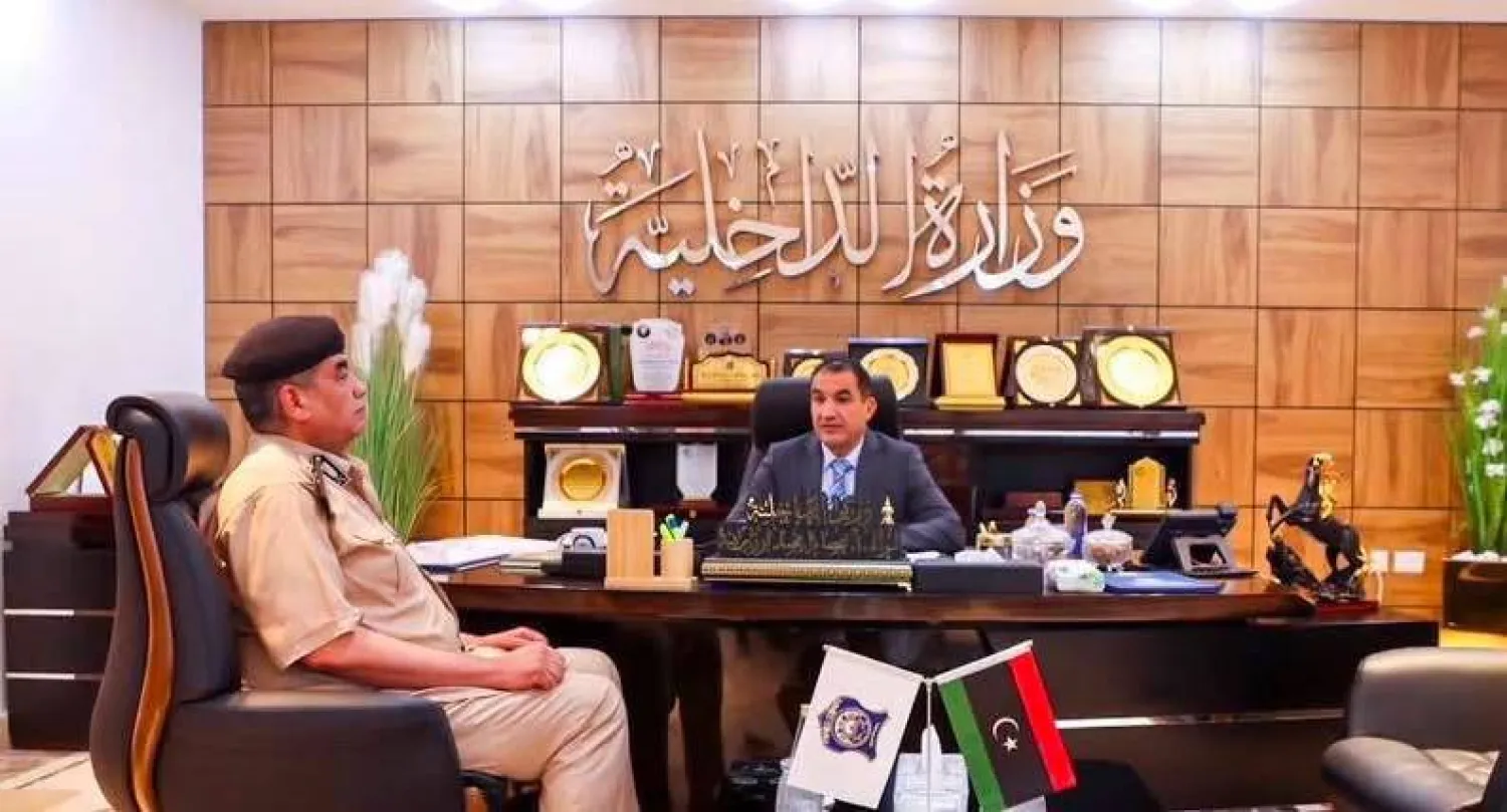 وزير الداخلية بحكومة شرق ليبيا عصام أبو زريبة مجتمعاً مع مدير أمن غات اللواء عبد الله العكشي يوم الاثنين (وزارة الداخلية)