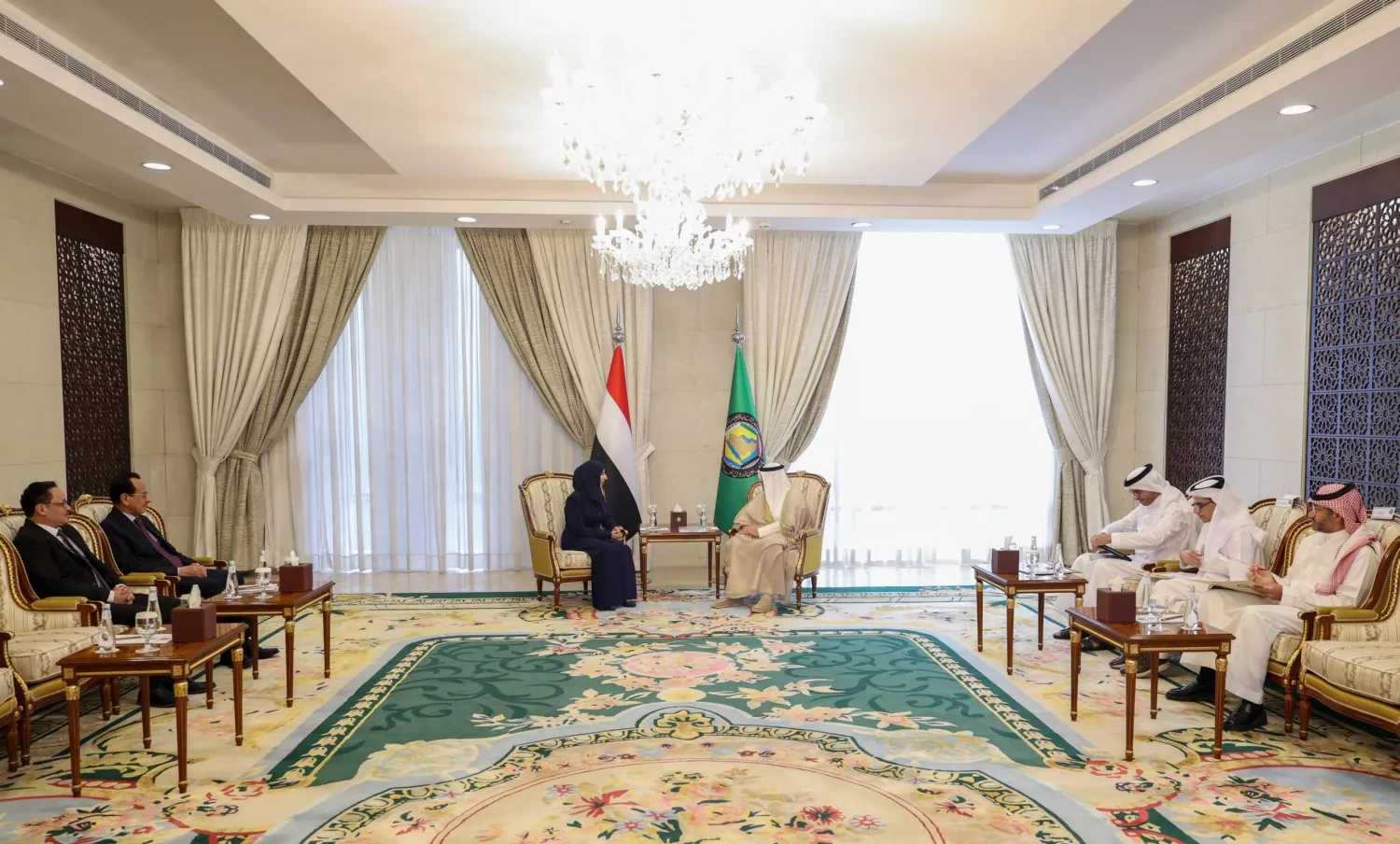 جاسم البديوي الأمين العام لمجلس التعاون خلال مباحثاته مع أفراح الزوبة وزيرة الخارجية اليمنية (التعاون الخليجي)