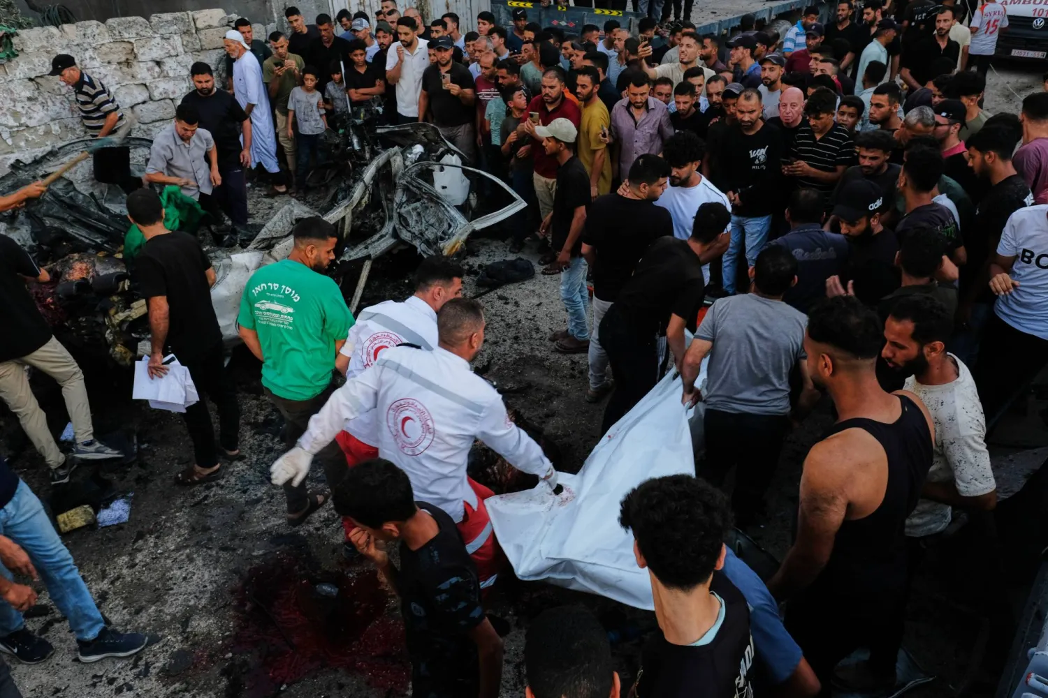 فلسطينيون يحملون جثماناً من موقع غارة عسكرية إسرائيلية في مدينة غزة الأحد 2 أغسطس الحالي (أ.ب)