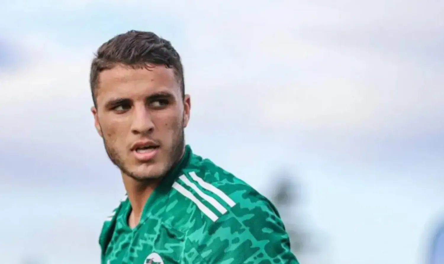لاعب الوسط الجزائري ياسين تيطراوي (منتخب الجزائر)