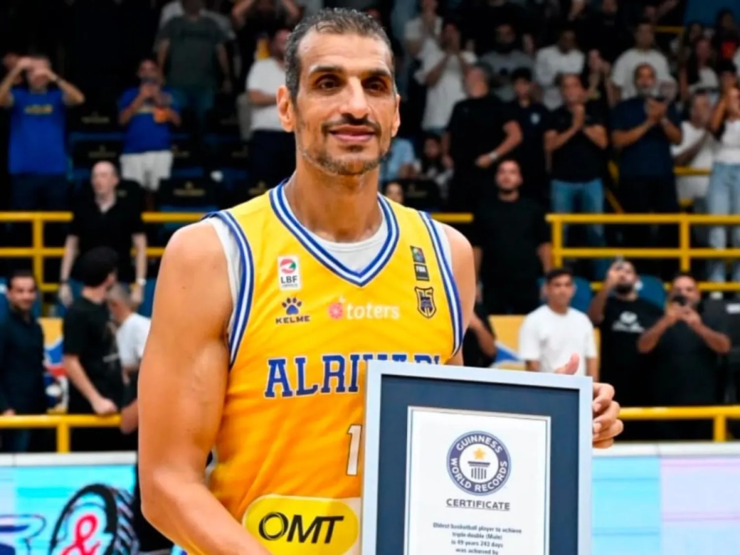 المصري إسماعيل أحمد نجم الرياضي اللبناني يتسلم شهادة «غينيس» (حساب اللاعب على «إنستغرام»)