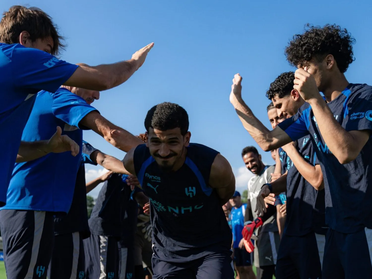 لاعبو الهلال يحتفلون بمحرزي (نادي الهلال)