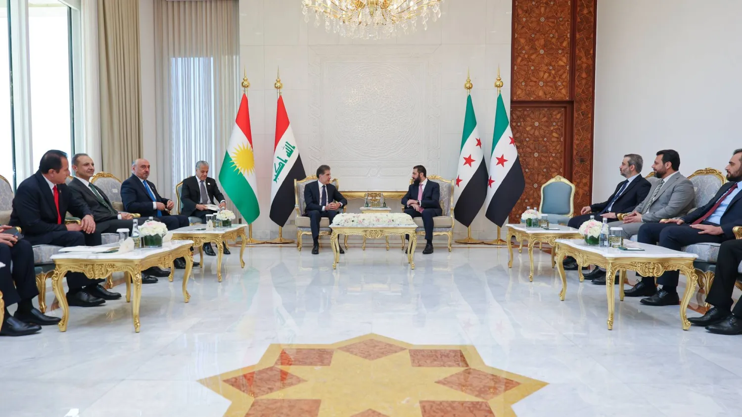 لقاء بين الرئيس أحمد الشرع ورئيس إقليم كردستان العراق نيجيرفان بارزاني في قصر الشعب بدمشق بمشاركة أعضاء الوفدين (حساب الرئاسة)