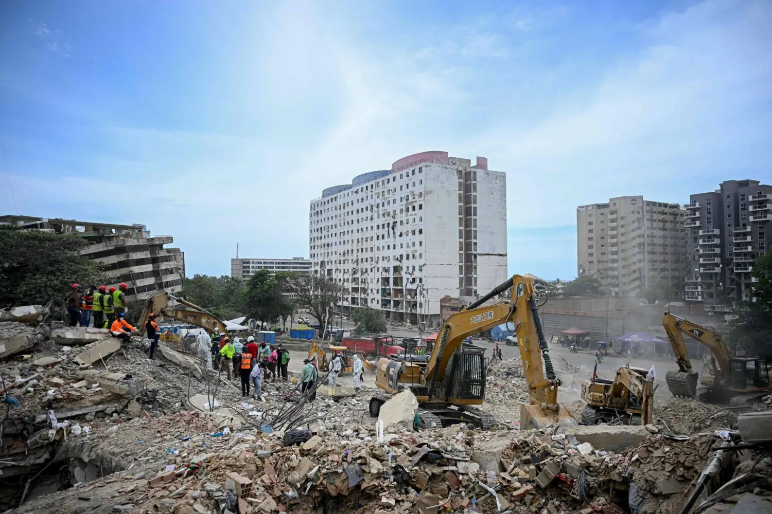 Rescue teams and volunteers search for bodies amid the rubble of a collapsed building in Caraballeda, Venezuela, on August 3, 2026. (Photo by Federico PARRA / AFP)