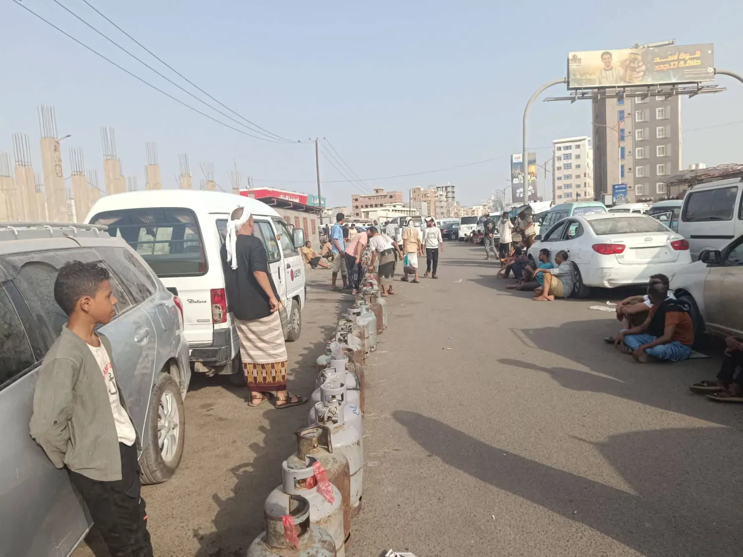 طوابير طويلة أمام محطات بيع الغاز المنزلي في عدن (إعلام محلي)