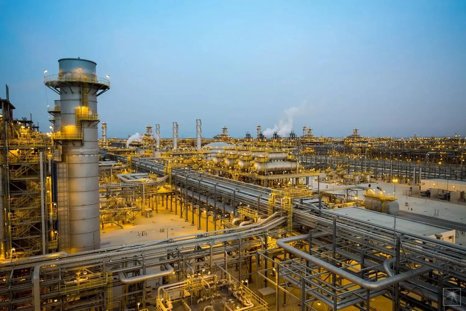 Saudi Aramco'ya ait tesislerden biri (Aramco)