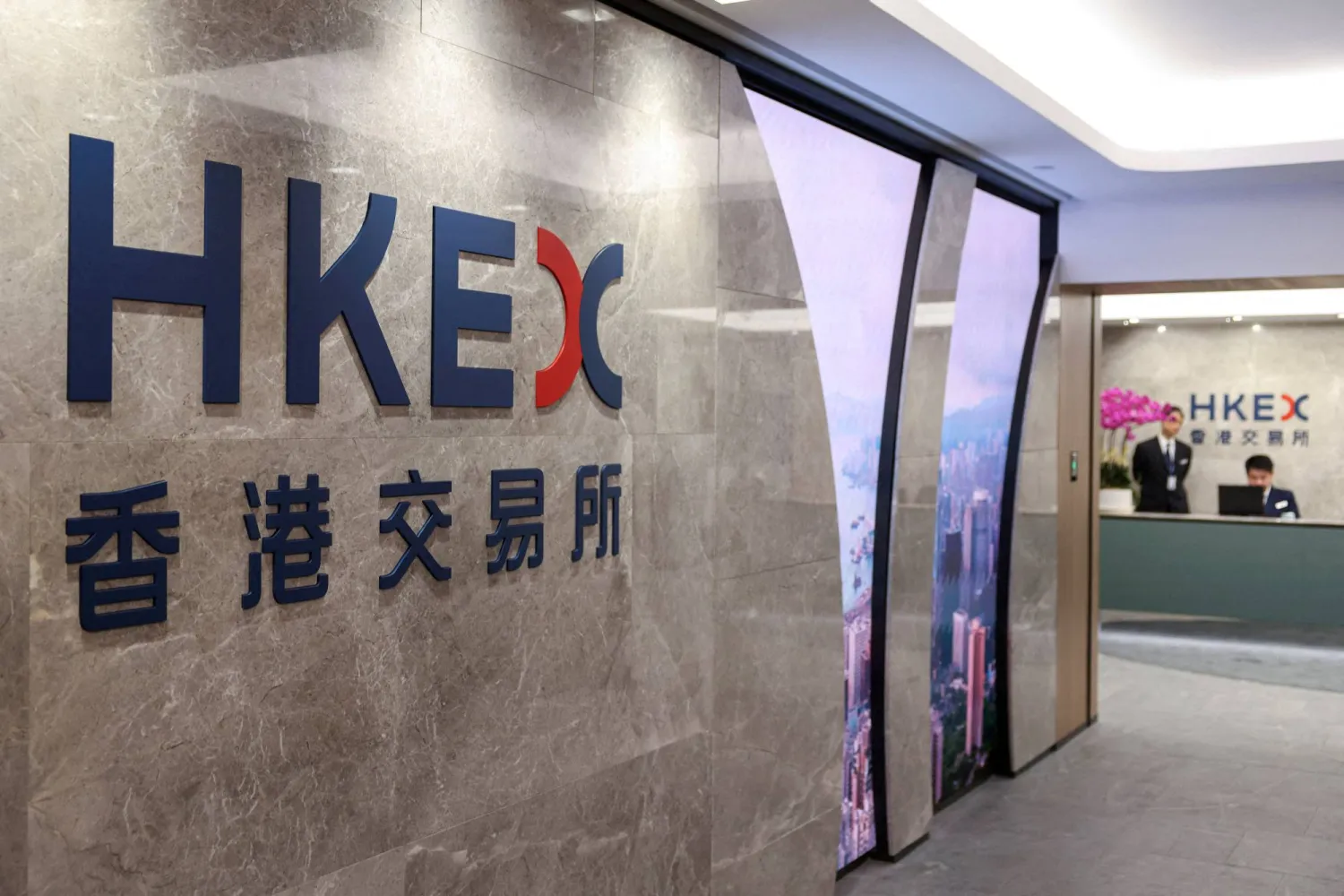 شعار بورصة هونغ كونغ للأوراق المالية (HKEX) يظهر في مكتبها بهونغ كونغ (رويترز) 