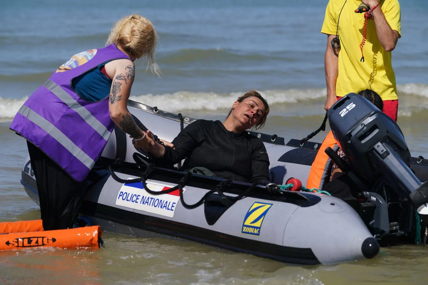 FILED - 29 July 2026, France, Hardelot: A person thought to be a migrant is brought back by French authorities to the beach in Hardelot, after attempting to board a small boat to attempt to cross the English Channel. Photo: Gareth Fuller/PA Wire/dpa