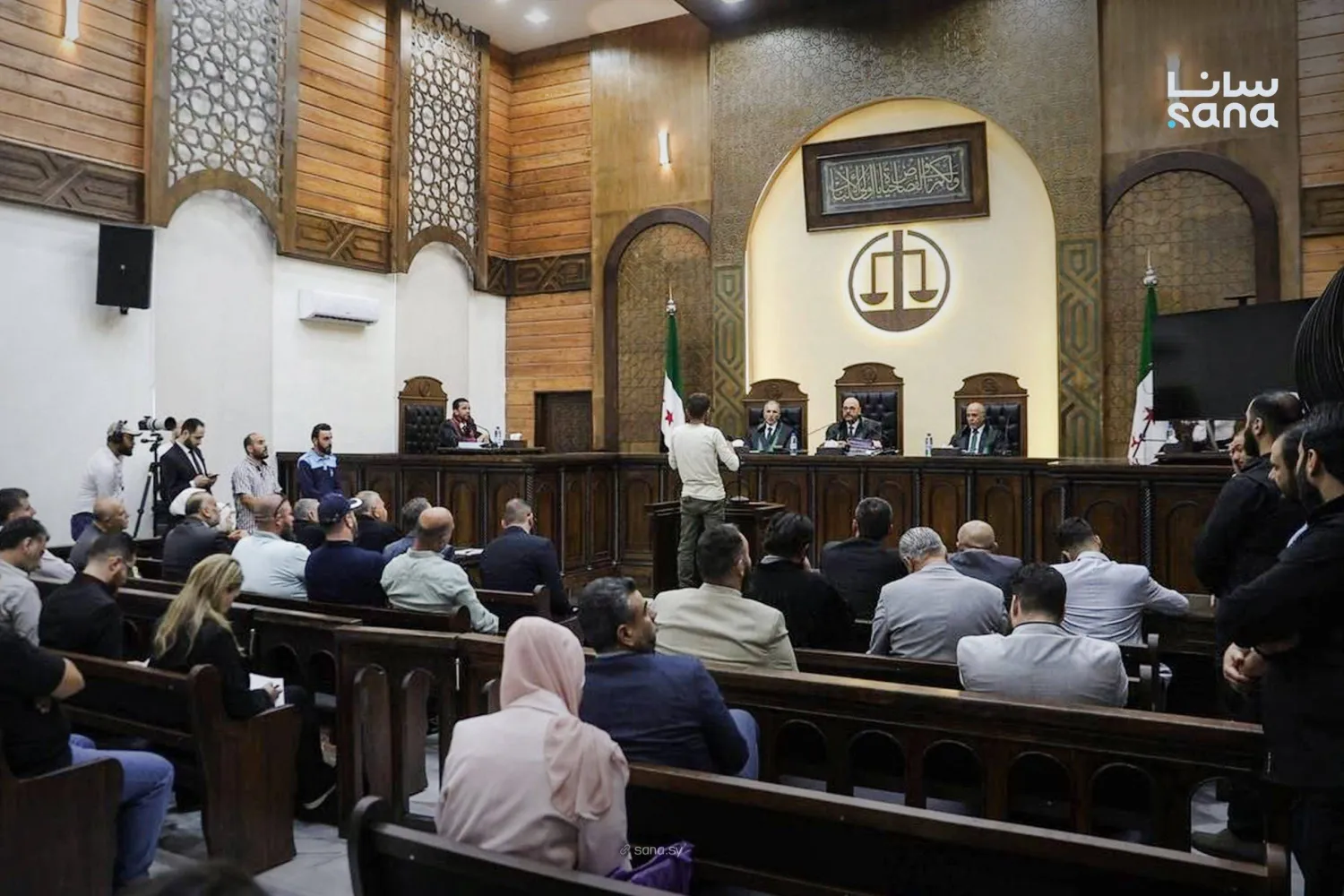 شاهد يتحدث في محاكمة أحد رموز النظام الذين قدمتهم «العدالة الانتقالية» للقضاء (سانا)