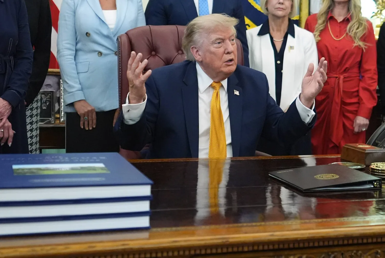 الرئيس الأميركي دونالد ترمب انتقد بيرو علناً أمام الصحافيين في المكتب البيضاوي بالبيت الأبيض يوم 3 أغسطس (أ.ب)