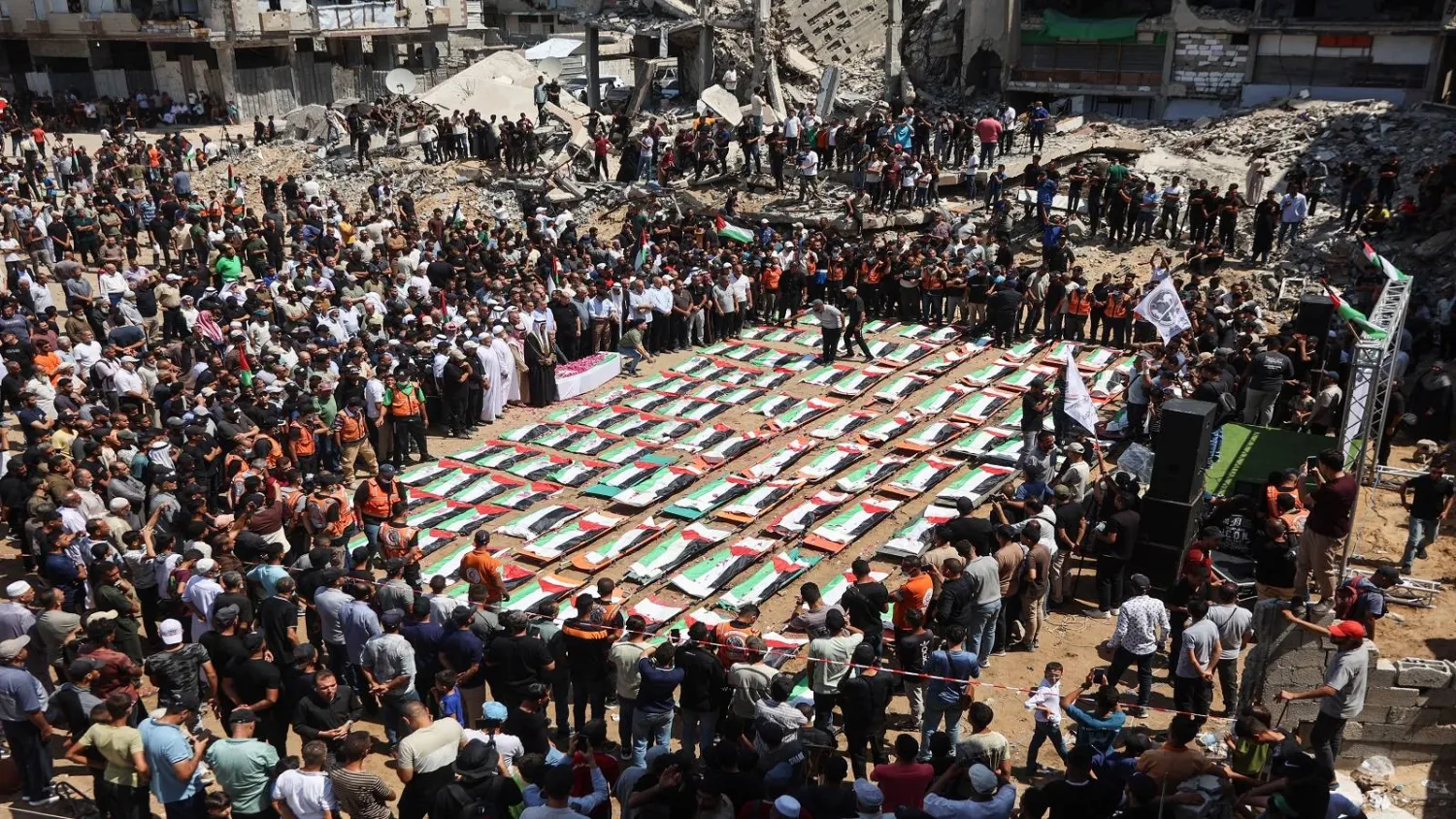 Gazze'deki enkazın altından çıkarılan 112 Filistinlinin cenaze törenindeki Filistinliler (AFP)