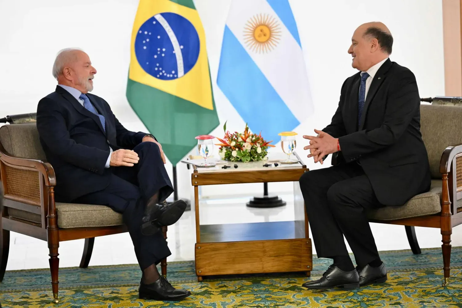 Brezilya Devlet Başkanı Luiz Inácio Lula da Silva, Arjantin'in Brezilya Büyükelçisi Guillermo Daniel Raimondi ile görüştü (Arşiv- AFP)