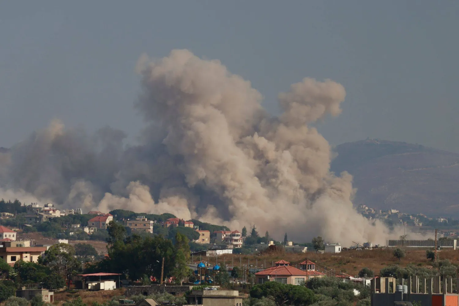  29 July 2026, Lebanon, Kfar Tebnit: Smoke rises following an Israeli strikes in the southern Lebanese town of Kfar Tebnit. (dpa)