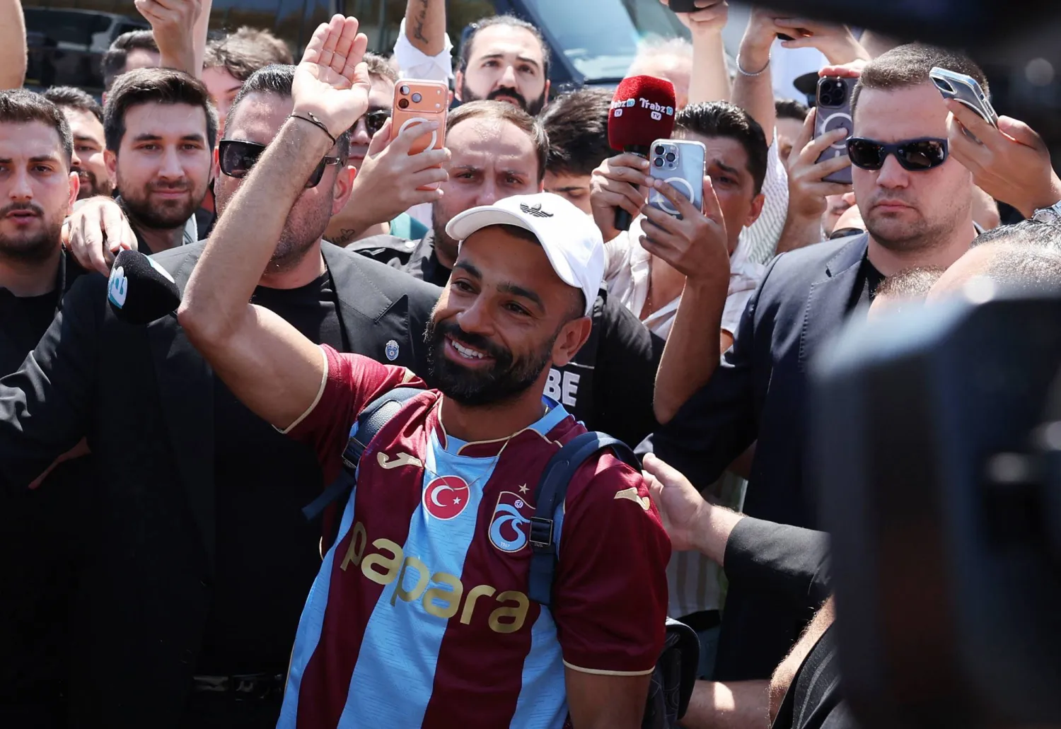 Ataturk Airport, Istanbul, Türkiye - August 5, 2026 Mohamed Salah waves at fans as he arrives in Türkiye to sign with Trabzonspor. (Reuters) 