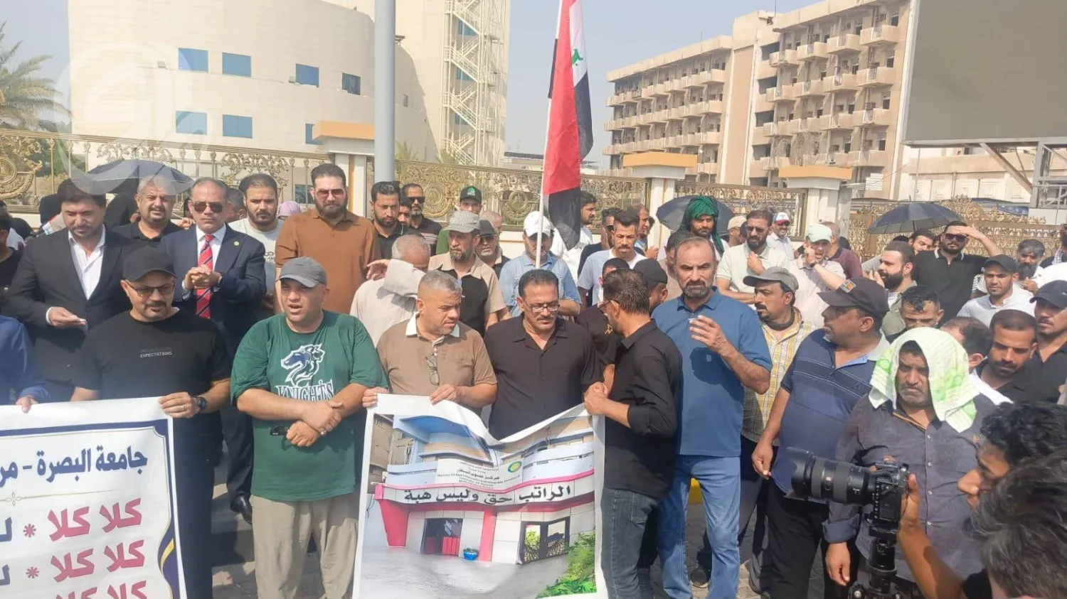 موظفون عراقيون في مدينة البصرة جنوب العراق خلال وقفة احتجاج على تأخر الراوتب (إكس)