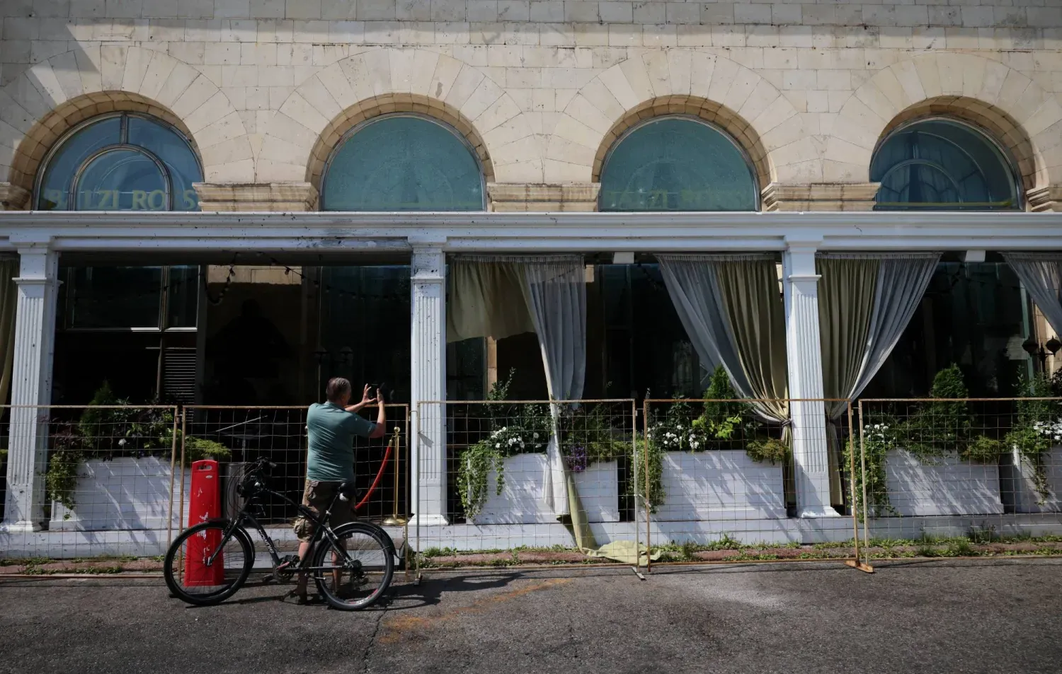 Moskova'nın merkezinde 2 Ağustos 2026'da düzenlenen ölümcül bombalı saldırının ardından Balzi Rossi restoranının önü, (Reuters)